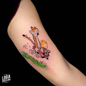 tatuaje_brazo_cauvin_y_hobbes_logiabarcelona_maxi_pain 